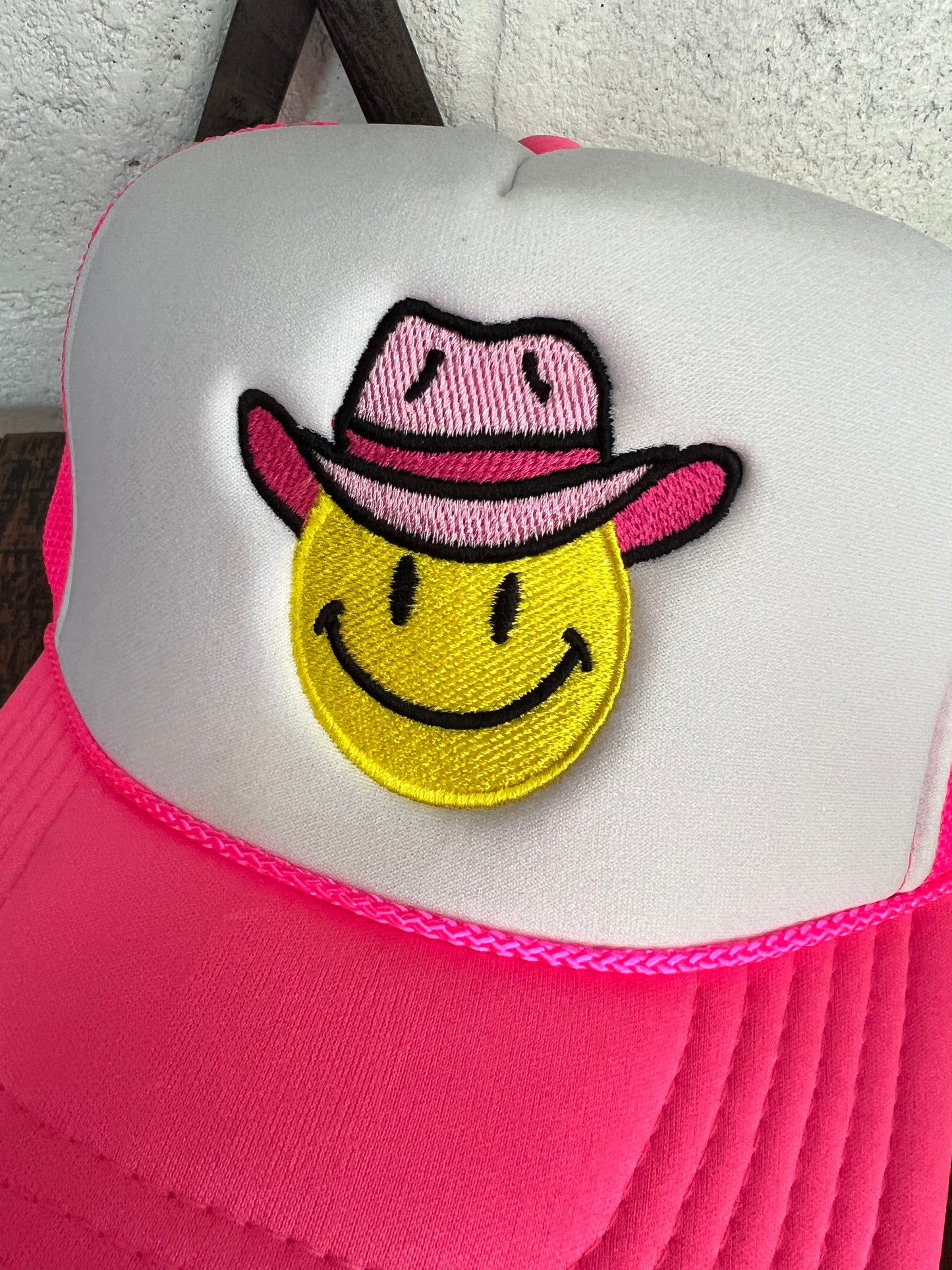 Cowboy Hat Happy Face Western Foam Hat (Pink & White)