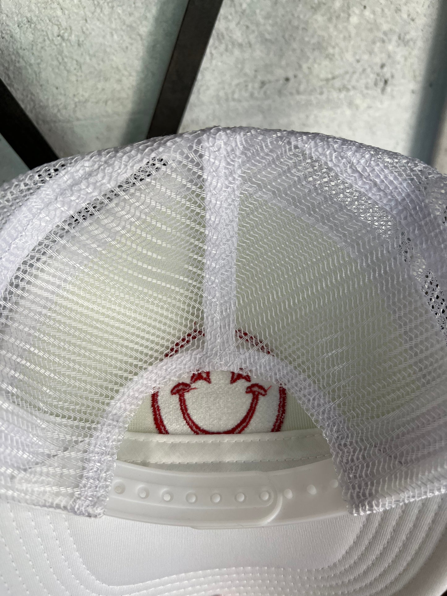 Star Eyed Happy Face Foam Trucker Hat (white)